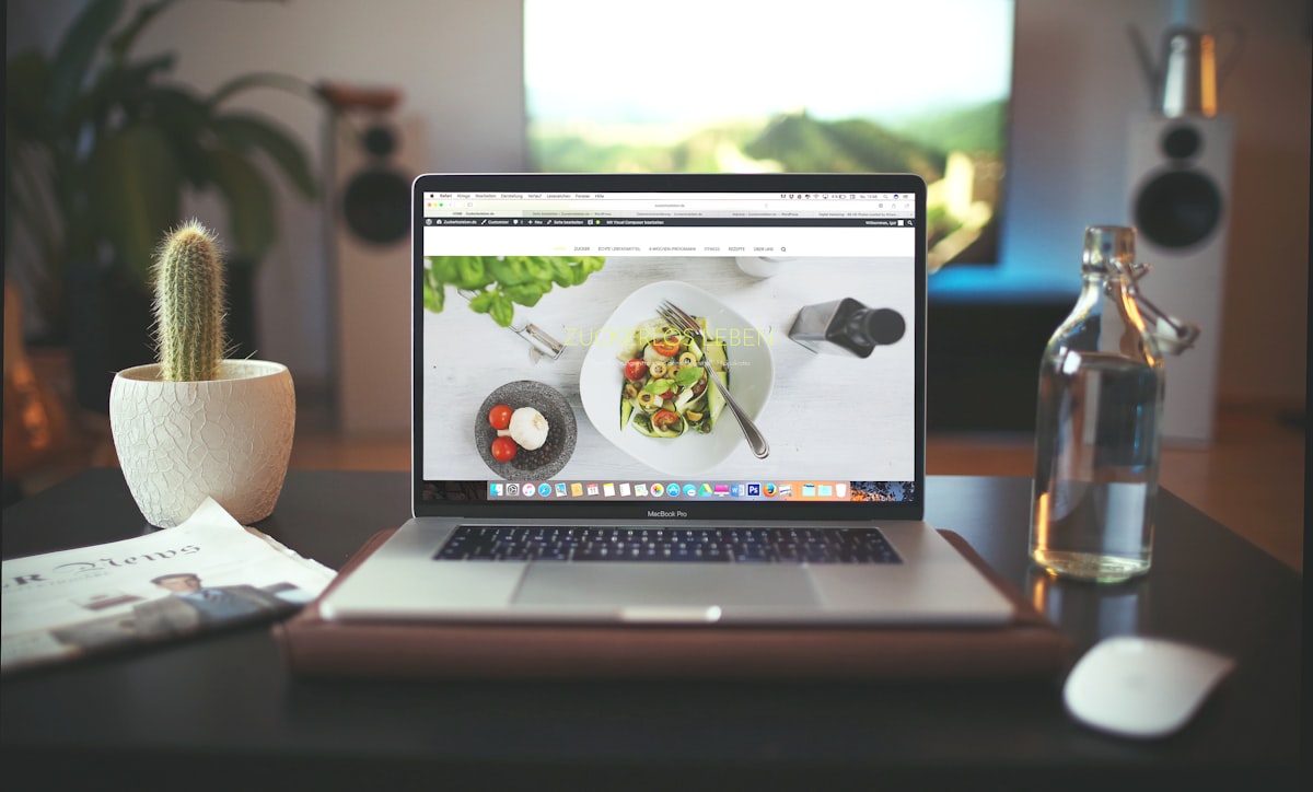 Desayuno nutritivo con frutas, cereales y bebida saludable